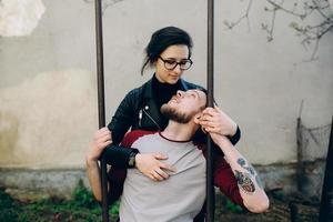 couple sur une balançoire photo