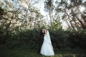 beau couple de mariage posant dans le parc photo