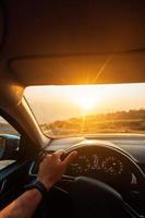 la route du succès - un conducteur voyageant sur une route photo