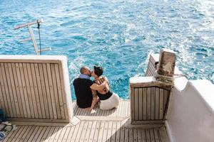 couple se détendant sur un yacht photo