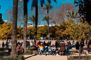 les gens se reposent dans le parc photo