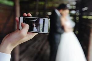 photo de beau couple sur la nature dans une cabane en bois