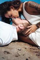 jeune couple allongé sur la jetée au bord de la mer photo