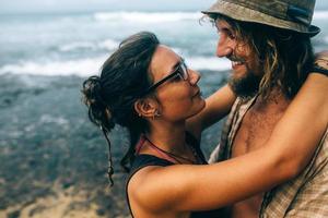 couple sur une plage tropicale photo