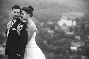 couple de mariage posant pour la caméra photo