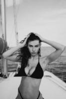 photo de mode en plein air d'une belle jeune femme posant sur un yacht