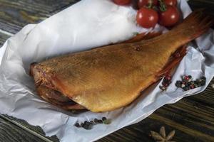 Fruits de mer et tomates cerises sur un fond de bois rugueux photo