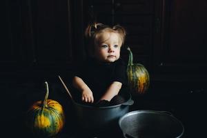 petite fille jouant dans une sorcière photo