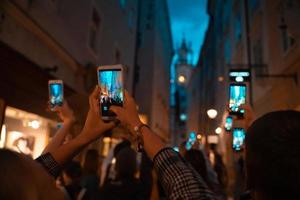 la foule regarde avec intérêt le spectacle dans la rue photo