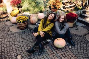 filles de la mode posant dans la rue photo