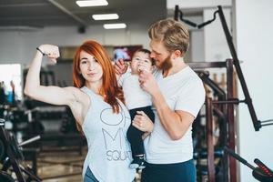 jeune famille avec petit garçon dans la salle de gym photo