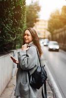 belle jeune fille dans une rue étroite. photo