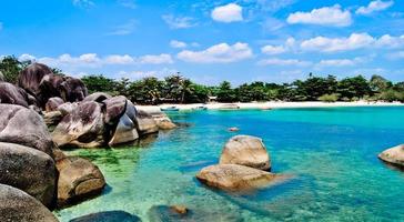La beauté de la plage de Tanjung Tinggi, Laskar Pelangi, Belitung, Indonésie photo