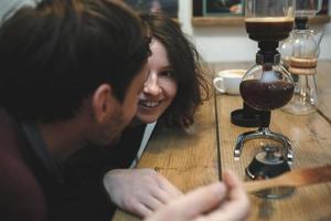 couple vintage préparant du café avec une cafetière sous vide. café photo