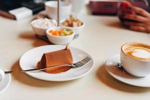 gâteau au chocolat sur une assiette photo