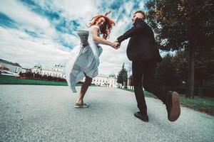 couple de mariés en promenade dans le domaine du belvédère à vienne photo