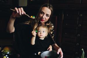 mère et fille jouant ensemble à la maison photo