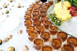 riche buffet, whisky, bourbon, champagne, vin et fruits. photo