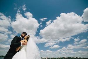 couple sur fond de ciel bleu, eau photo