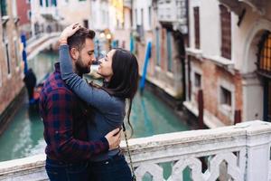 couple d'amoureux sur celui du pont photo