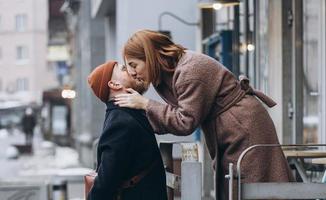 couple d'amoureux adultes s'embrassant dans la rue photo