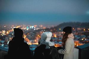 amis sur fond de paysage urbain la nuit photo