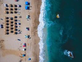 plage avec chaises longues au bord de l'océan photo