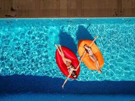 deux filles nagent dans la piscine photo