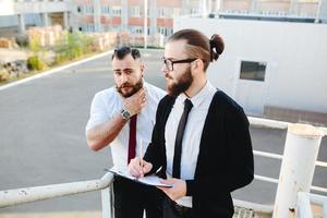 deux hommes d'affaires au travail photo