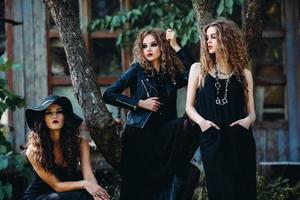 trois femmes vintage comme sorcières photo