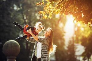 mère et petite fille jouant dans un parc photo