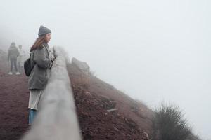 fille grimpe le chemin de la montagne photo