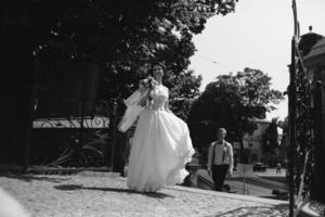 mariés posant dans la rue photo