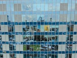 Réflexion de la rue sur la façade de l'immeuble en acier de verre photo
