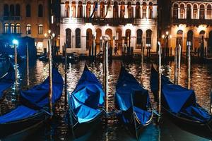 rangée de gondoles et rues rougeoyantes. italie, europe photo