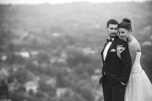 couple de mariage posant pour la caméra photo