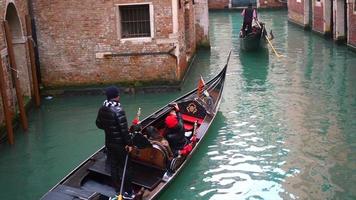 canal vénitien avec des maisons anciennes et des bateaux photo