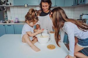 famille heureuse cuisiner ensemble dans la cuisine photo