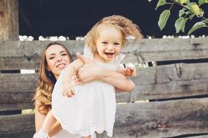 mère jouant avec sa petite fille photo