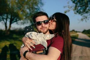 jeune famille avec un enfant sur la nature photo