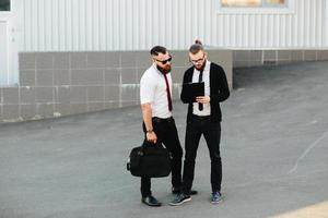 deux hommes d'affaires au travail photo