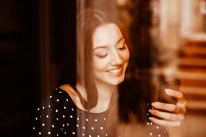 belle fille parlant au téléphone et souriant. effet tonifiant instagram photo