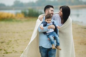 jeune famille avec un petit garçon pour s'amuser photo