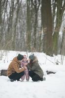 papa et maman avec une petite fille dans le parc photo