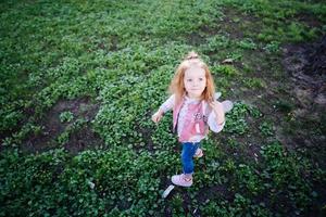 petite fille marchant dans le parc photo