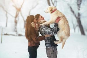 jeune couple s'amusant dans le parc d'hiver photo