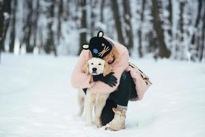 heureuse jeune femme souriante avec un chien blanc photo