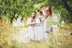 jeune famille avec enfant à un pique-nique photo