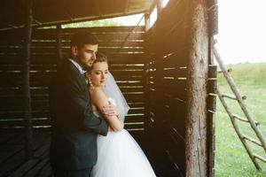 photo de beau couple sur la nature dans une cabane en bois