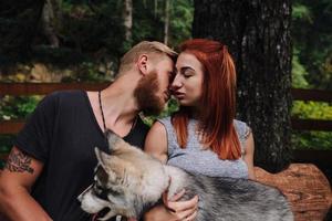 beau couple avec chien sur une balançoire photo